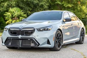BMW M5 2026 d'occasion en bon état, 717 ch, hybride, V8 turbocompressé, transmission intégrale, gris métallisé Brooklyn - Product Image 1