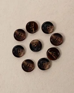 Chaqueta de traje de fábrica personalizada de alta calidad Características sostenibles Abrigo de nuevo diseño con encaje de botones de cuerno de cobre de alta calidad - Product Image 4