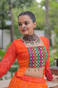 Lehenga con Estampado Bandhani Naranja con Parches de Kutchi Gamthi y Blusa a Juego - Product Image 6