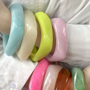 Brazaletes de resina de joyería de moda de la India Brazaletes hechos a mano para mujeres y niñas Aspecto clásico con personalización - Product Image 1