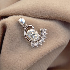 Pendentif et breloque en argent sterling de haute qualité avec moissanite taille ovale couleur VVS1 et D rond pour femme, idéal pour les occasions festives - Product Image 3