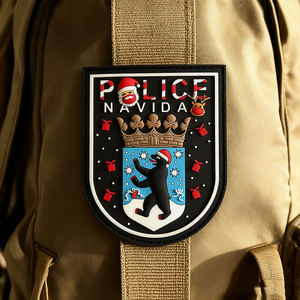 Parche de goma de PVC 3D de oso de Berlín de Navidad Alemania Edición de vacaciones insignia de PVC suave personalizada con respaldo de gancho y bucle - Product Image 4