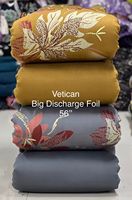 Tissu en satin japonais de luxe premium, imprimé numériquement, matière polyester douce et brillante, pour robes, gowns et sarees floraux de créateurs.
