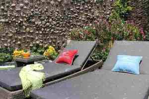 Chaises longues de piscine d'extérieur confortables de style resort avec rotin en PE PVC - Product Image 2