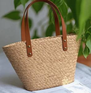 Sac fourre-tout en paille tissé à la main : poignées en cuir, style estival léger - Product Image 3