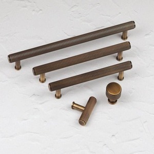 Manija moleteada de latón, tirador y perillas para puerta de armario sólido - Product Image 2