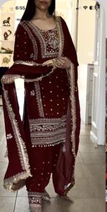 Vente en gros de costumes Panjabi, haut avec crêpe de soie naturelle lourde, costume Patiala pour femmes, vêtements de mariage et de fête - Product Image 5