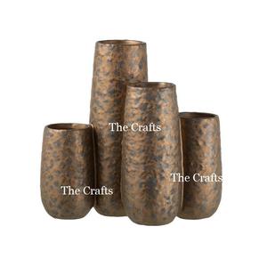 Quatre pots à fleurs de différentes tailles, vases ronds faits à la main en aluminium pour hôtels et mariages. - Product Image 1