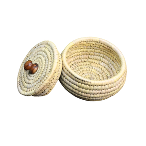 Panier d'herbe Sabai fait à la main avec tissage rustique naturel durable pour l'organisation de stockage décoratif et les intérieurs de maison durables - Product Image 4