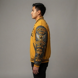 เสื้อแจ็คเก็ตขนสัตว์สีเหลืองสำหรับผู้ชาย แขนเสื้อสีเทา ปักลายปักแบบกำหนดเอง คอเสื้อและปลายแขนเสื้อแบบถัก กระดุมแป๊กด้านหน้า เสื้อผ้าสตรีทแวร์ เสื้อคลุม - Product Image 3