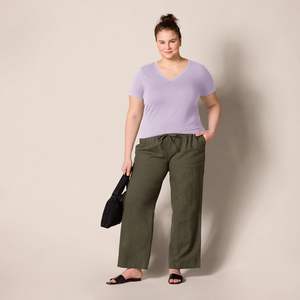 T-shirt chic pour femme, tricot doux, grande taille, texture légère, drapé aérien, toucher lisse, forme propre, confort quotidien, mouvement frais, moderne, été - Product Image 6