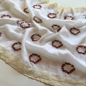 Sari de Chifón Georgette Puro Premium VASTRA COTTAGE con Bordado Floral y Blusa Bordada con Borde Festoneado y Multicolores - Product Image 2