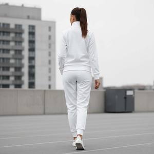 Ensemble de survêtement pour femme 2 pièces, style sport chic, avec short à genoux, blanc, sweat-shirt à demi-zip, col montant, poche kangourou zippée - Product Image 2