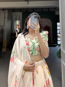 Ensemble floral Georgette Lehenga Choli Ensemble indien semi-cousu de style Bollywood pour l'été ou l'hiver par FashionHarbour - Product Image 4