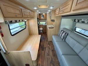 Vendeur vérifié pour C-o-a-c-h H-o-u-s-e P-l-a-t-i-n-u-m 221XL d'occasion de 2017, prêt pour le voyage - Product Image 2