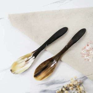 Cuchara de Cuerno de Búfalo Natural, Hecha a Mano y Pulida, Perfecta para Servir Especias, Condimentos o como Decoración de Mesa, Alta Calidad - Product Image 1