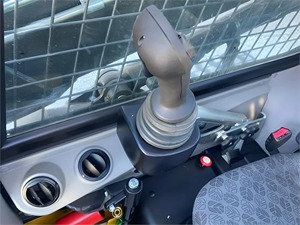 Chargeur compact sur chenilles hydraulique 74HP 2020 NEW HOLLAND C332 en vente avec accessoires, mini chargeur compact - Product Image 3