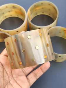 Brazalete Ancho de Cuerno de Búfalo Natural Ecológico con Puntos de Latón, Hecho a Mano, Acabado Pulido, Brazalete Elegante para Mujer - Product Image 5