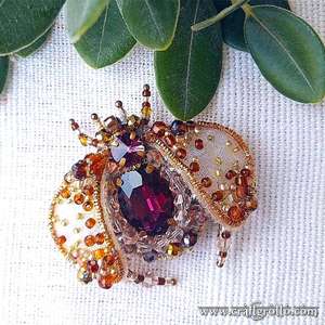 Broche perlée faite à la main de la meilleure qualité en gros avec broderie de cristaux de luxe et de perles de rocaille, accessoire de mode pour hommes et femmes - Product Image 6
