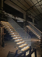 Escalier Mono en forme de L Escalier en bois massif Escalier à poutres en acier Marches en forme de triangle Escalier intérieur droit