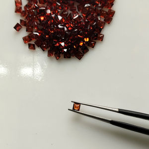 พลอยโกเมนสีแดงธรรมชาติ 2.5 มม. ทรงสี่เหลี่ยมเจียระไนแบบเจ้าหญิง คุณภาพดีที่สุด สำหรับทำเครื่องประดับ - Product Image 3