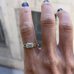 Bague de fiançailles en diamant de laboratoire taille émeraude 1,20 carat, sertie de trois pierres avec accent de perle, bijoux fins pour mariages et cadeaux - Product Image 2