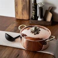 Casserole en cuivre martelé de qualité supérieure avec poignée de couvercle en laiton sculpté pour une cuisine gastronomique et un service élégant