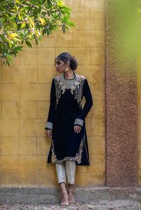 TRAVAIL DE BRODERIE INDIEN/PAKISTANI ZARI SUR VELOURS KURTA AVEC ROBE PANTALON EN TISSU BROCADE POUR PARTY-wear-robe pour fête/mariage = 2023 - Product Image 3