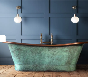 Una bañera clásica de cobre altamente pulida con un interior plateado brillante, accesorios metálicos a juego. - Product Image 3