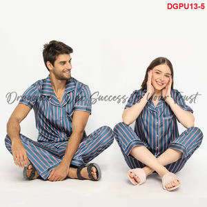 Pyjamas assortis pour couples, bleu marine avec rayures rouges, soie à carreaux verts et rouges, coupe ajustée avec 2 types de manches pour votre commodité - Product Image 5