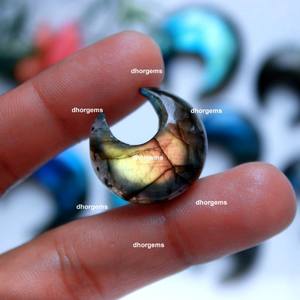 Colgante de plata de media luna con piedras preciosas de labradorita natural con oso, sirena, luna creciente, tallas, anillo de cuerno incluido - Product Image 1