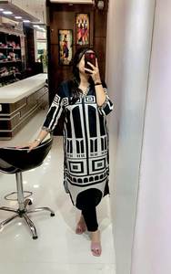 Bollywood inspiré rampe prêt col en V numérique imprimé mousseline soie Kurti ensemble tenue de fête de mariage avec taille et choix de couleur - Product Image 2