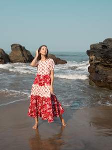 Boho Breeze Robe longue décontractée et écologique pour femme, faite à la main avec design à plusieurs niveaux et décor de boutons, lavable, fabriquée en Inde - Product Image 5