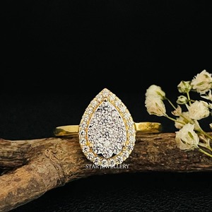 แหวนหมั้นทองคำแท้ 14K ประดับเพชรธรรมชาติทรงกลมเจียระไนแบบบริลเลียนท์ ดีไซน์คลัสเตอร์ฮาโล สไตล์คริสเตียนสุดหรู - Product Image 1