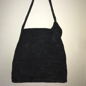 กระเป๋าถือทรงถังลายราฟเฟียน่ารักสำหรับผู้หญิงจากมาดากัสการ์ พร้อมพู่ห้อย ซับในผ้าฝ้าย ปิดปากกระเป๋าแบบเชือกผูก หูหิ้วแบบถือ ยี่ห้อ Soulile - Product Image 1