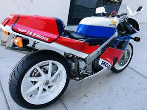 Nouvelles <span class=keywords><strong>Honda</strong></span> <span class=keywords><strong>RC</strong></span> <span class=keywords><strong>30</strong></span> en vente : Moto sportive haute performance pour la course sur route, machine à vitesse maximale - Product Image 3