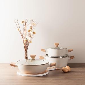 Pentola Bergner NATURALLY da 20 cm di diametro, 2,4 litri con coperchio in alluminio forgiato bianco - Product Image 5