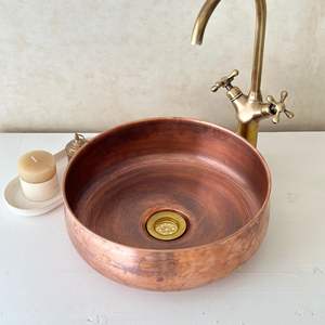 Lavabos en cuivre de qualité supérieure adaptés aux intérieurs de salles de bain de luxe, mettant l'accent sur la durabilité, la beauté et le design métallique intemporel. - Product Image 6