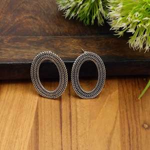 Pendientes redondos de latón texturizado, elegantes y ligeros, joyería vintage dorada y plateada para ella - Product Image 4