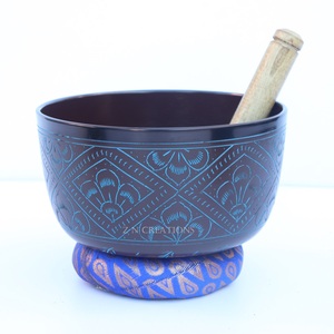 Fabricant de bol de méditation personnalisé Bol chantant en aluminium avec bol en métal gravé Outil de guérison par thérapie sonore bouddhiste - Product Image 1