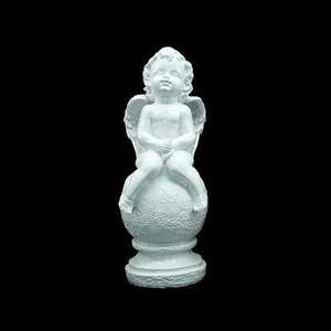 Estatua decorativa clásica para estante o mesa, figura de ángel querubín blanco sentado sobre una esfera texturada. - Product Image 3