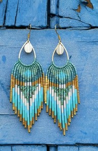 Pendientes largos bohemios con flecos de cuentas hechos de micromacramé y cuentas miyuki en azul turquesa, verde y dorado. - Product Image 3