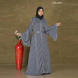 อาบายะห์ยาวทรงสง่างาม ตกแต่งด้วยลายประดับที่ไหล่ ผลิตจากผ้าไนดา - Product Image 3