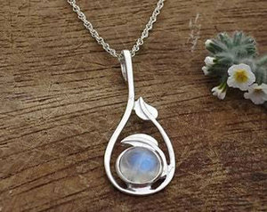 Collier pendentif en laiton plaqué or vintage avec chalcédoine aqua naturelle, fait à la main, forme ovale 8x10 mm, serti en bélière, bijoux - Product Image 3