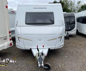 Caravane compacte tout-terrain blanche 2023, 15 places, avec lit et cuisine, et tente extensible bidirectionnelle, charge utile 1600 kg - Product Image 1