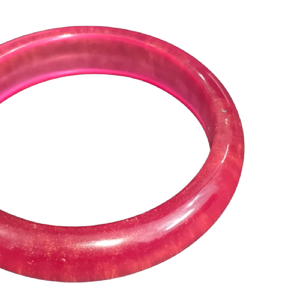 Bracelet en résine rose fuchsia translucide scintillant infusé d'un subtil éclat doré – Bijou féminin pour une tenue de célébration vibrante - Product Image 5