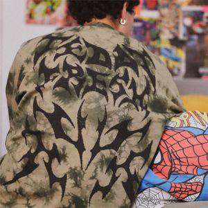 Top gráfico de araña de camuflaje de moda-Jersey suave y cómodo con estampado llamativo, ideal para ropa informal - Product Image 3