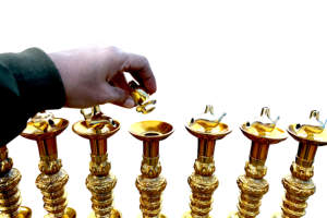 Bougeoir Menorah en métal traditionnel fait à la main pour la maison Hanukkah religieuse et décor de Noël pour l'éclairage Menorah - Product Image 2