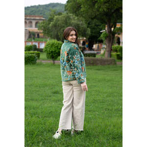 Veste courte traditionnelle d'automne en velours vert brodée Suzani, col mandarin, manches de 20 pouces, doublure réversible en lin/nylon - Product Image 2