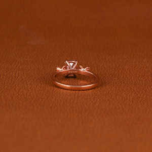 Bague de fiançailles plaquée or rose 18KT à la mode coupe rayonnante diamant cultivé en laboratoire conception personnalisée classique pour cadeau d'anniversaire IGI - Product Image 3